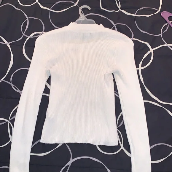 ✨WOMEN’S WHITE FOREVER21 TURTLENECK SWEATER ✨ - Picture 2 of 6